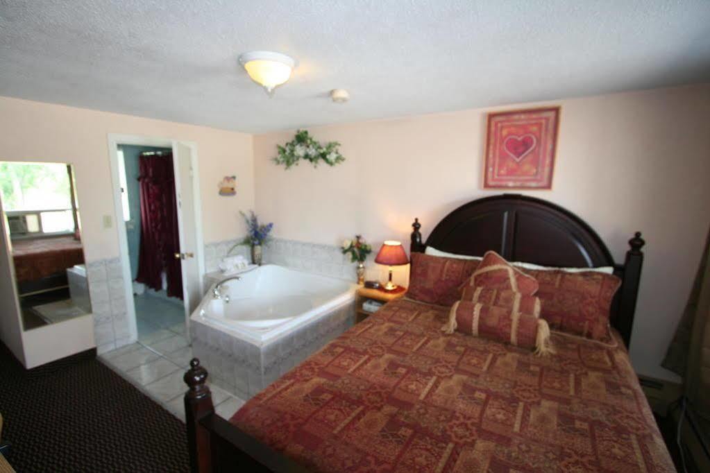 Campbellford River Inn Экстерьер фото