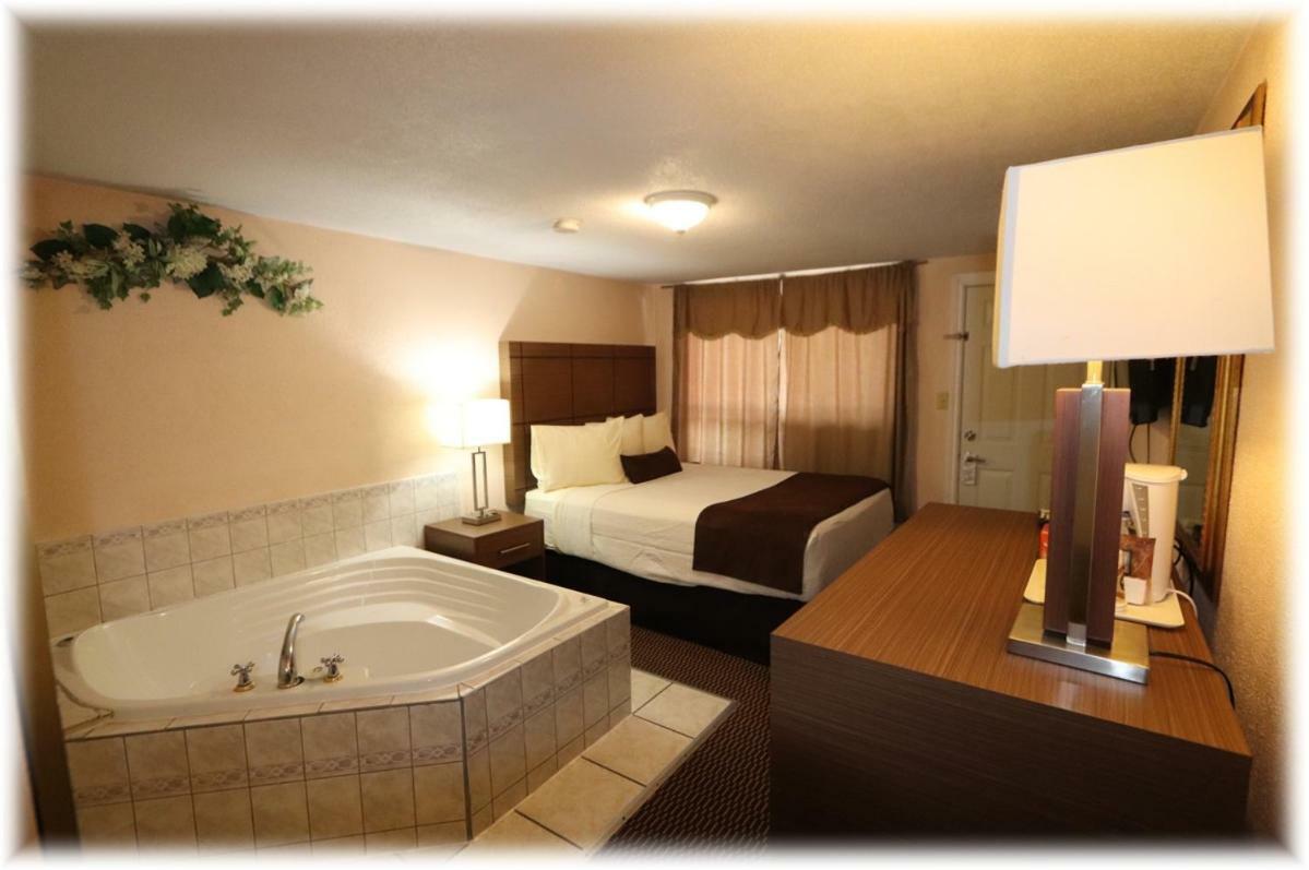 Campbellford River Inn Экстерьер фото